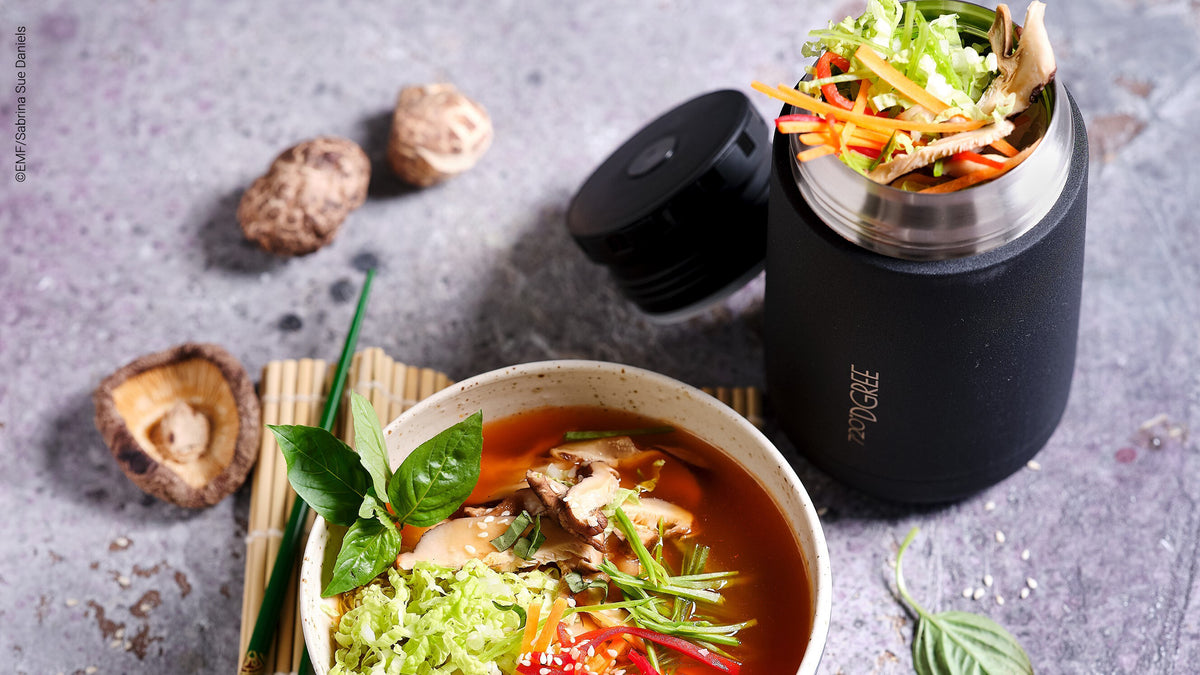 720DGREE wunderJar in Onyx Black mit einer leckeren Misosuppe mit Gemüse. Meal Prep mit 720 und gesunden Rezepten.  